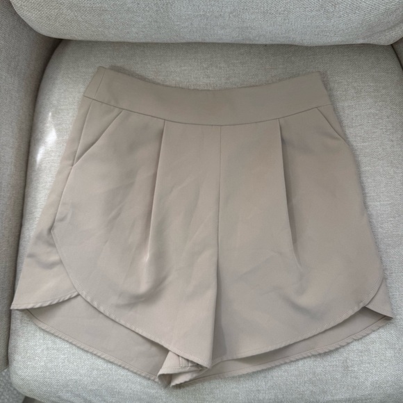 Milly Pants - NWOT MILLY Beige Italian Cady Petal Shorts